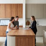 Jak wyposażyć kuchnię – kompletny przewodnik po meblach kuchennych